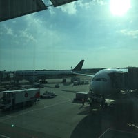 Photo taken at SQ002 SIN-HKG-SFO / Singapore Airlines by @nthonyce on 8/30/2015