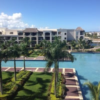 Foto diambil di Hard Rock Hotel &amp;amp; Casino Punta Cana oleh Bismarck V. pada 4/20/2013