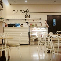 Foto tirada no(a) D&amp;#39; Cafe por Leigh P. em 9/14/2013
