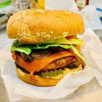 รูปภาพถ่ายที่ Burgers Tacos Wings &amp;amp; Seafood โดย Philip A. เมื่อ 5/9/2019
