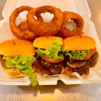 รูปภาพถ่ายที่ Burgers Tacos Wings &amp;amp; Seafood โดย Philip A. เมื่อ 2/27/2019