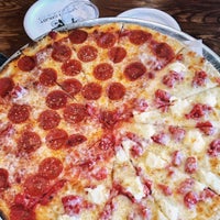 2/28/2019 tarihinde Upper Crust Pizzeriaziyaretçi tarafından Upper Crust Pizzeria'de çekilen fotoğraf