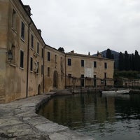 Foto diambil di Punta San Vigilio oleh Lago di Garda pada 4/25/2013