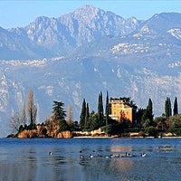Das Foto wurde bei Isola del Sogno von Lago di Garda am 4/23/2013 aufgenommen