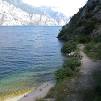 Das Foto wurde bei Navene von Lago di Garda am 4/23/2013 aufgenommen
