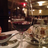 Foto scattata a Desmond&amp;#39;s Steakhouse da Behnaz S. il 11/30/2014