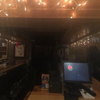 Foto tomada en Yak-Zies Bar-Grill  por Sus B. el 12/17/2017