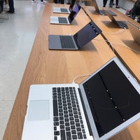 Photo taken at Apple Woodfield by Sus B. on 1/10/2019
