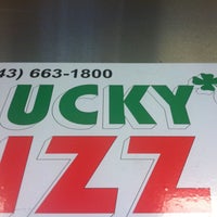 Photo prise au Lucky&amp;#39;s Pizza par Dan M. le5/4/2013