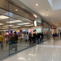 Photo taken at Apple Kenwood Towne Centre by Mike X. on 2/12/2022