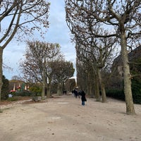 Photo taken at Roseraie du Jardin des Plantes by تميُم بالضمه on 11/26/2023