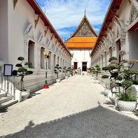 Photo taken at Wat Mahathat Yuwarajarangsarit Rajaworamahavihara by tanat l. on 6/17/2023