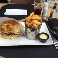 Photo taken at Be Burger by Sven G. on 7/9/2019