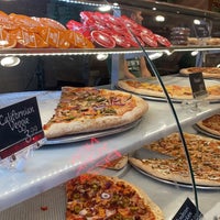Das Foto wurde bei New York Pizza von MOHAMMED A. am 7/14/2022 aufgenommen