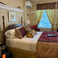 Снимок сделан в Inn at 835 Historic Bed &amp;amp; Breakfast пользователем Victor H. 9/17/2022