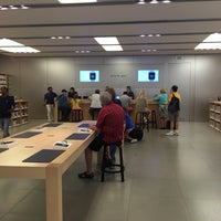 Photo taken at Apple The Woodlands by Eric L. on 7/27/2016