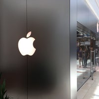 Photo taken at Apple The Woodlands by Eric L. on 8/27/2016
