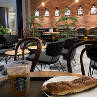 Foto tomada en Starbucks  por WA . el 10/12/2022