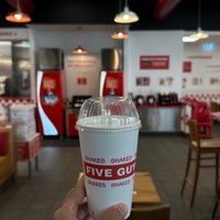 Photo taken at Five Guys by MOUSA🧶 on 10/11/2023