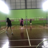 Photo taken at Ruammitr Badminton by Rukteeruk P. on 1/15/2019