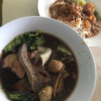 Photo taken at Rote Yiam Beef Noodle by Rukteeruk P. on 9/4/2021