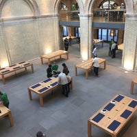 Photo taken at Apple Covent Garden by Manfred L. on 5/26/2016