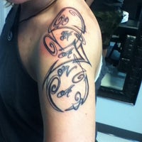 Das Foto wurde bei Skin Deep Tattoo and Body Piercing von M D. am 12/4/2012 aufgenommen
