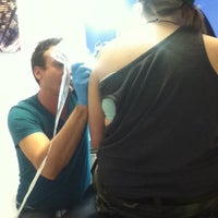 12/4/2012 tarihinde M D.ziyaretçi tarafından Skin Deep Tattoo and Body Piercing'de çekilen fotoğraf