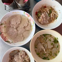 Photo taken at Pa Yao Tomyum Pork Noodle by norn h.vanich on 8/9/2022