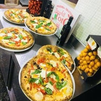 Photo prise au Pizzeria E Trattoria La Taverna Di Toto’ par Francesco R. le3/24/2019