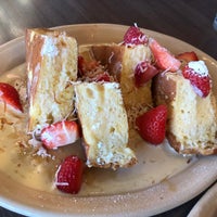 Photo taken at Snooze, an A.M. Eatery by Luna L. on 11/9/2019
