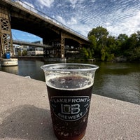 รูปภาพถ่ายที่ Lakefront Brewery โดย Boris Z. เมื่อ 9/24/2023