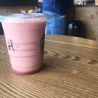Foto diambil di Starbucks oleh h42🌸 pada 6/3/2019