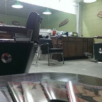 8/1/2013 tarihinde Jason S.ziyaretçi tarafından The Rooster&amp;#39;s Nest Barber Shop &amp;amp; Shave Parlour'de çekilen fotoğraf