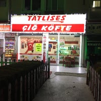 Photo taken at Tatlıses Çiğ Köfte by Talha O. on 2/28/2016