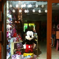 11/13/2013 tarihinde Szilard M.ziyaretçi tarafından DizniMix, children&amp;#39;s store with Disney characters'de çekilen fotoğraf