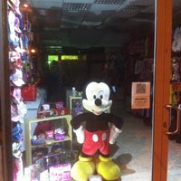 4/15/2013 tarihinde Szilard M.ziyaretçi tarafından DizniMix, children&amp;#39;s store with Disney characters'de çekilen fotoğraf