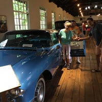 Das Foto wurde bei Estes-Winn Antique Car Museum von Donna am 7/3/2016 aufgenommen