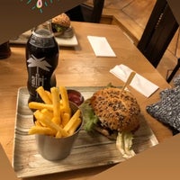 Foto tirada no(a) 1885 Die Burger por Özlem T. em 12/7/2019