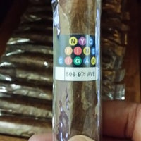Das Foto wurde bei NYC Fine Cigars von Jeff C. am 12/20/2013 aufgenommen