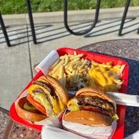 Photo taken at In-N-Out Burger by Anna L. on 9/18/2023