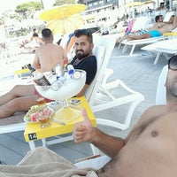 Foto diambil di Lite &amp; Nite Beach and Restaurant oleh Davut A. pada 9/18/2016