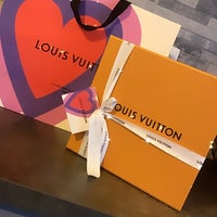 Photo taken at Louis Vuitton by Nikita 🌸 on 12/3/2020