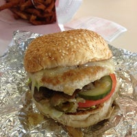 Снимок сделан в MOOYAH Burgers, Fries &amp;amp; Shakes пользователем Lambizzo 4/10/2013