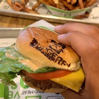 Foto diambil di BurgerFi oleh Khalid pada 7/14/2021