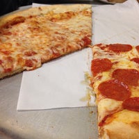 12/14/2013 tarihinde Keith M.ziyaretçi tarafından Loui Pizza City'de çekilen fotoğraf