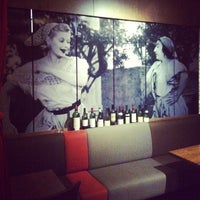 Foto tirada no(a) Crush Wine Bar por Fat Girl Food Squad T. em 5/24/2013