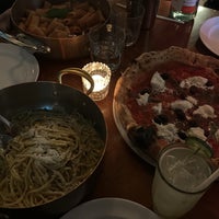 Foto diambil di Cecconi’s Pizza Bar oleh Rajaa pada 12/19/2023
