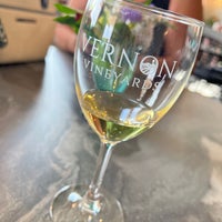 Снимок сделан в Vernon Vineyards Winery &amp;amp; Tasting Room пользователем Jena S. 7/17/2022