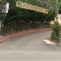 Das Foto wurde bei Lazvegaz Restaurant von Ozan A. am 7/28/2022 aufgenommen